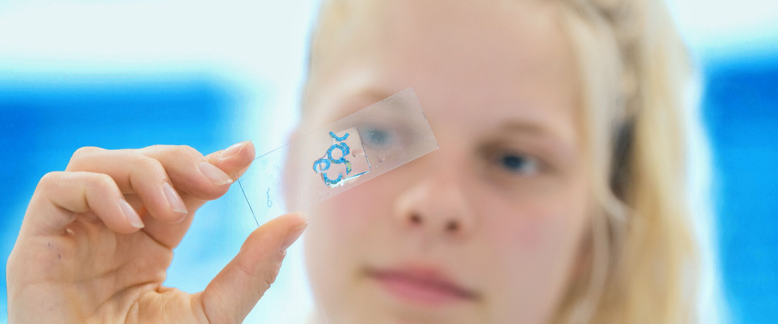 Studentin mit Laborprobe Studentin mit Laborprobe