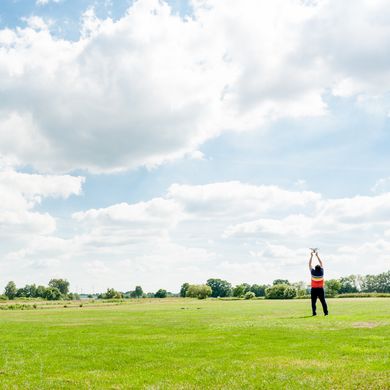RS4540__DSC497520170117 Eine Wiese an einem sonnigen Tag. Hinten rechts steht eine Person.
