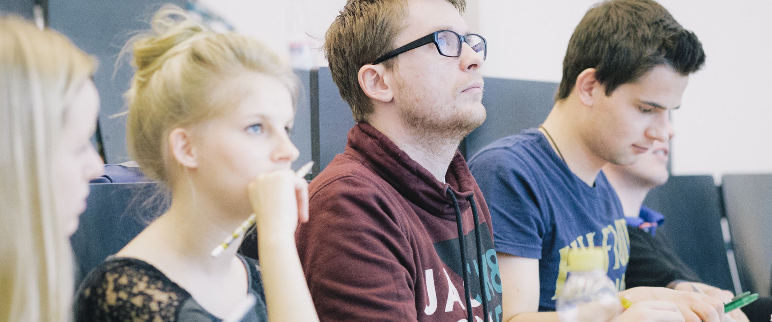 Studierende im Hörsaal Eine Gruppe Studierender hört eine Vorlesung im Hörsaal.
