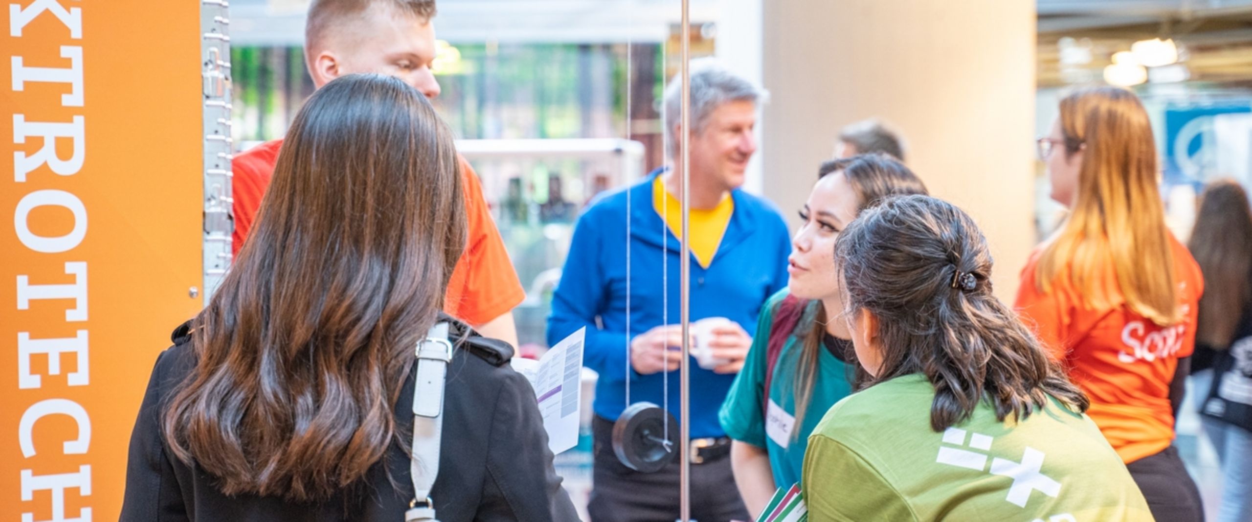 Besucherinnen des StudienINFOtags im Gespräch mit Studierenden und Lehrenden Besucherinnen des StudienINFOtags im Gespräch mit Studierenden und Lehrenden