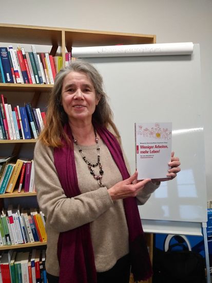 Prof. Dr. Beate Zimpelmann mit ihrem neuen Buch in der Hand