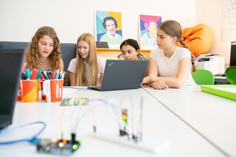 Schülerinnen_meetMINT_Space Mädchen unterhalten sich im meetMINT-Space