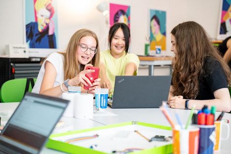 Schülerinnen im meetMINT-Space an der HSB