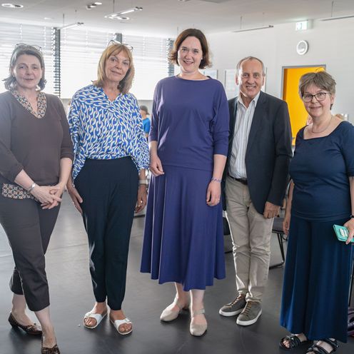 Gleichstellung_in_der_sozial-ökologischen_Transfor Prof. Silke Bothfeld, Dr. Sabina Schoefer, Dr. Kathrin Moosdorf, Dr. Konrad Wolf, Dr. Barbara Rieken stehen nebeneinander in einem Seminarraum der Hochschule Bremen.