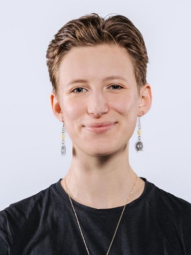 Josephine Franke Auf dem Bild ist Josephine Franke zusehen. Sie hat kurzes braunes Haar und trägt ein schwarzes T-Shirt.