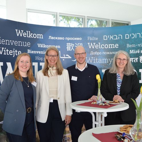 Fachtagung Fachkräftemangel Das Bild zeigt Prof. Dr. Martina Harms mit anderen Teilnehmenden der Fachtagung.
