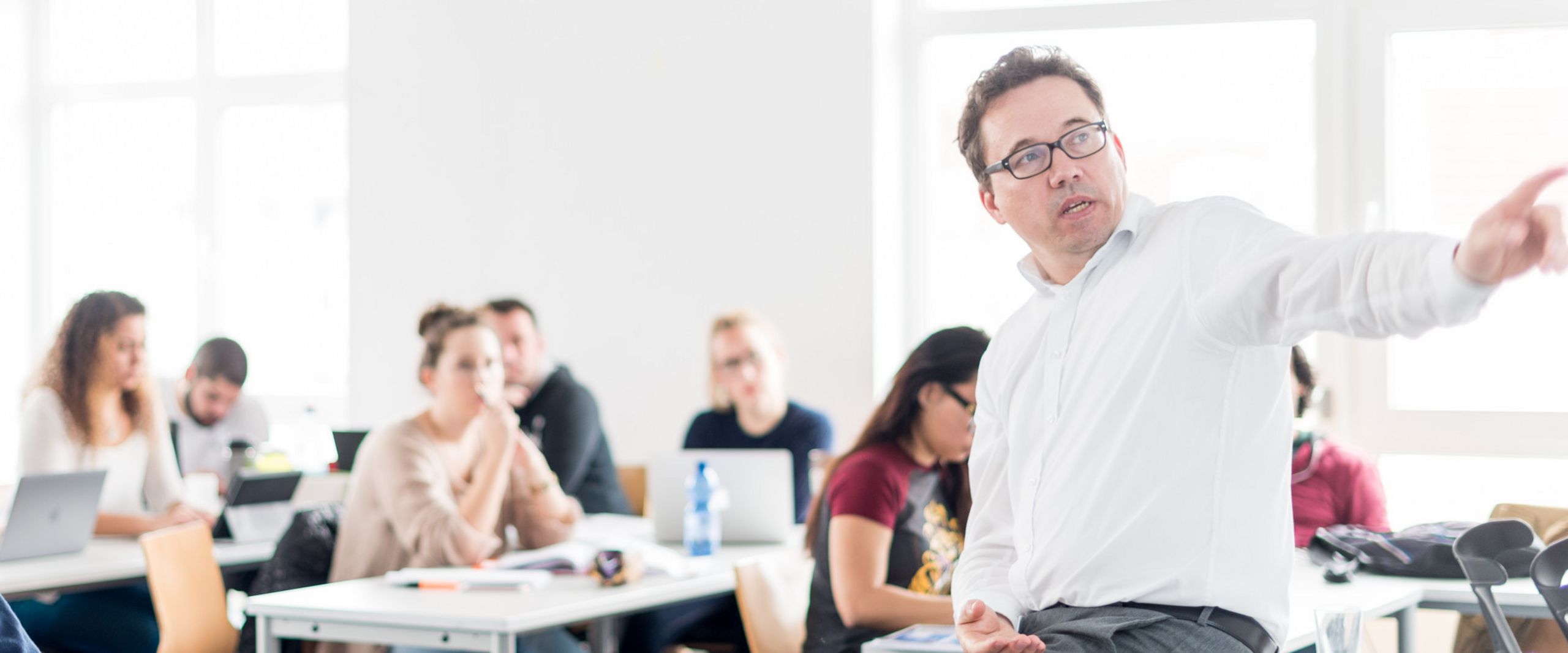 Headerbild Professor in der Vorlesung.