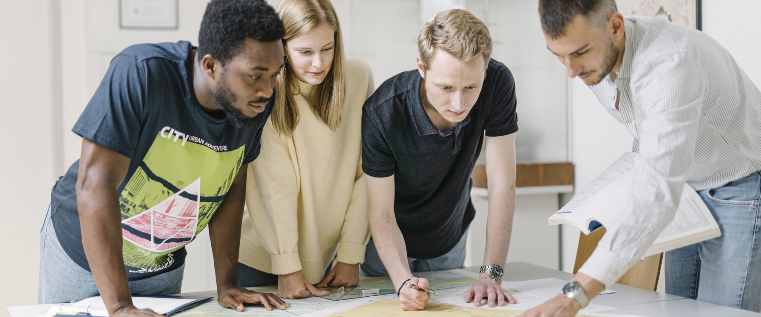 Nautik Nautikstudierende arbeiten mit Seekarten.
