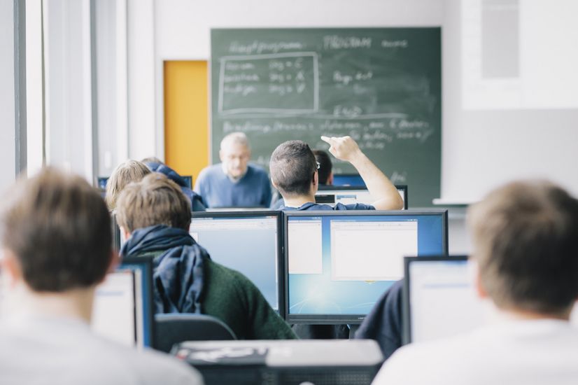IT-Seminar Studierende sitzen an Computern in einem Seminarraum.
