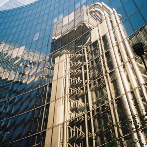 Veith_Versicherungsgebäude Das Bild zeigt ein sehr modernes Versicherungsgebäude.