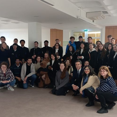 Gruppenfoto des Finanz-BIPs in Braganca Gruppenfoto von Studierneden, Lehrenden und Band