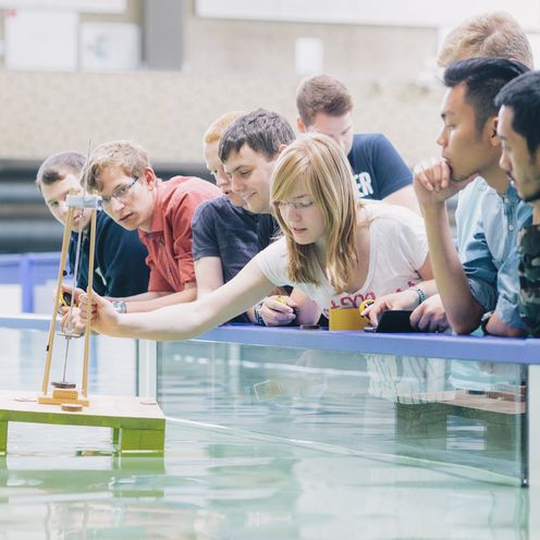 Wasserbecken Studierende stehen zusammen vor einem Wasserbecken.