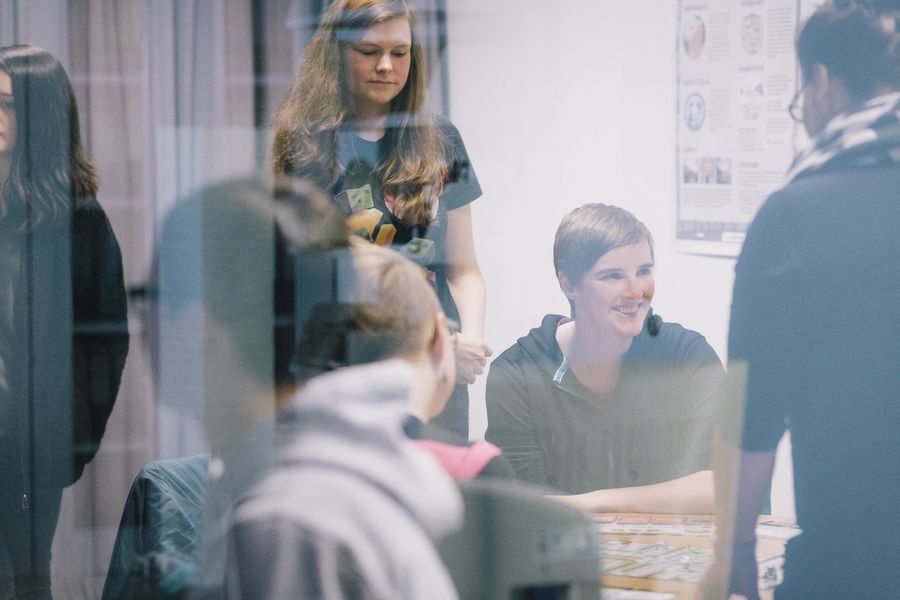 Studierende Eine Gruppe Studentinnen im Gespräch.