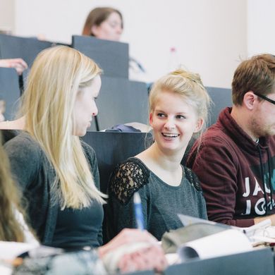 Vorlesung im Hörsaal Studierende sitzen in einem Hörsaal.