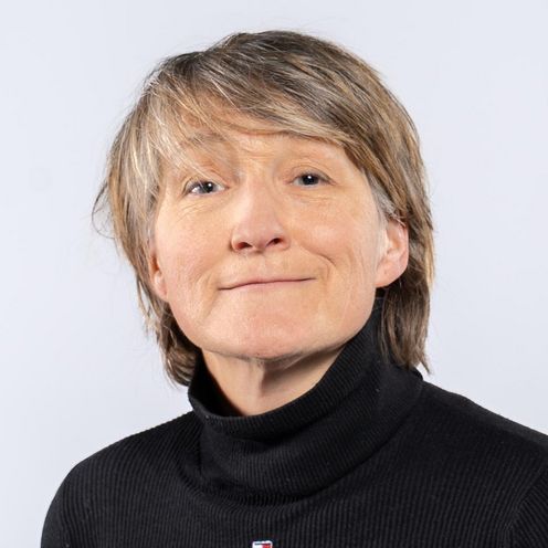 Stefanie Bremer Auf dem Foto ist Stefanie Bremer zusehen. Sie hat kurze blonde Haare und trägt einen Rollkragenpullover.