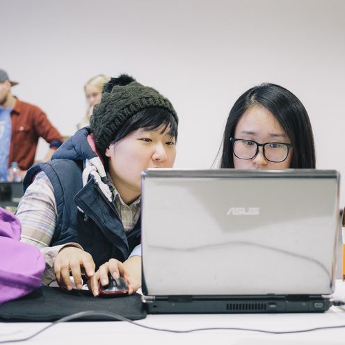 Studierende vor einem Laptop Zwei Studierende sitzen vor einem Laptop