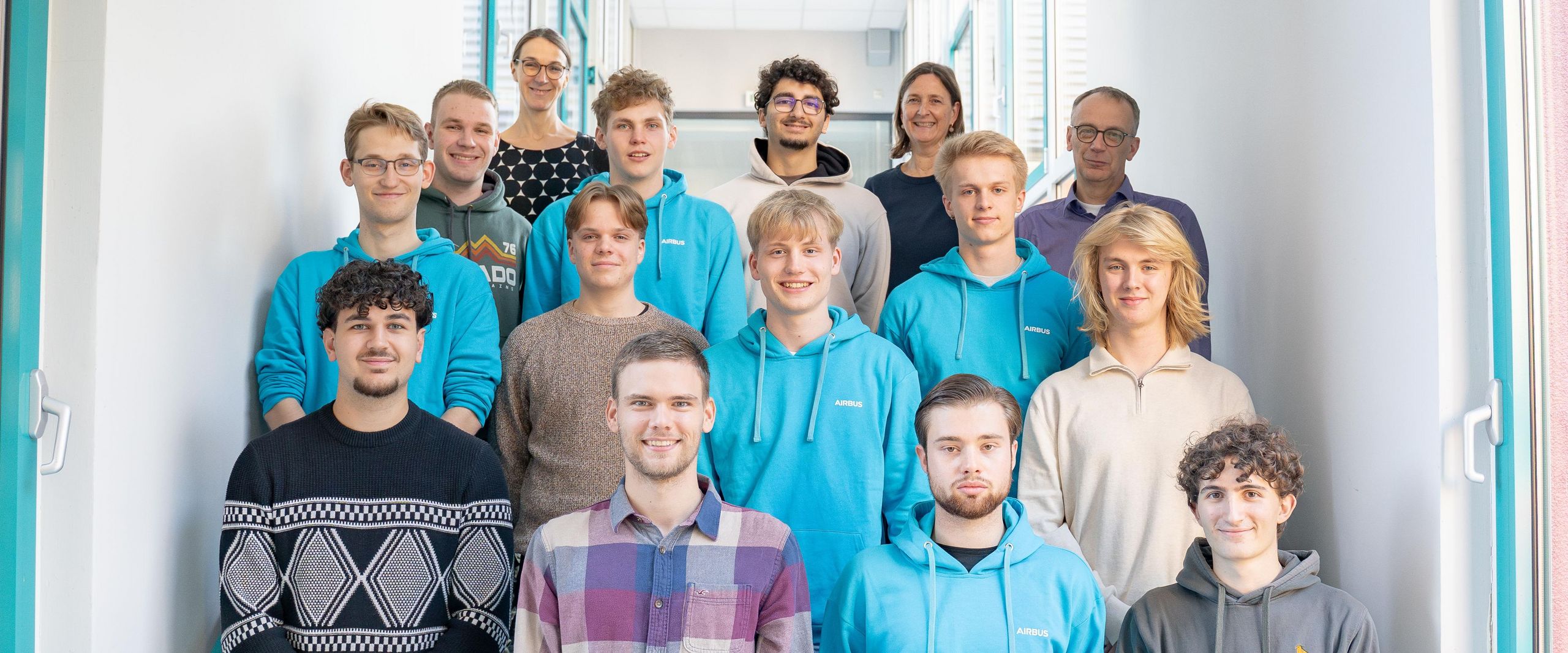 Gruppenfoto von Studierenden und Beschäftigten auf Treppe 