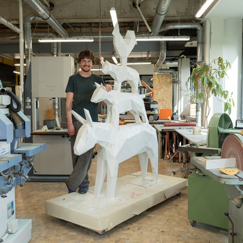Moritz Heyde Skultur Bürgerfest Junger Mann steht in einer Werkstatt an einer weißen lebensgroßen Skulptur der Bremer Stadtmusikanten.