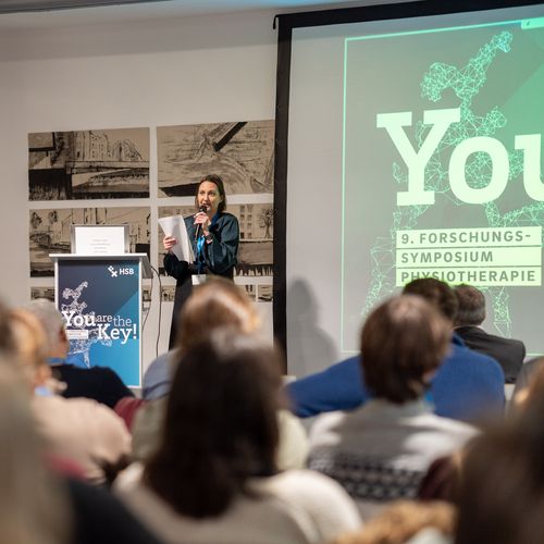 DGPTW-Physiotherapie-Symposium2_2025A6400291 Frau spricht vor Publikum