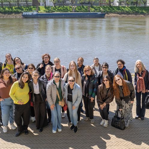 202605_Delegation Hebammen Brasilien UAS7 gruppenbild mit frauen an einem Fluss