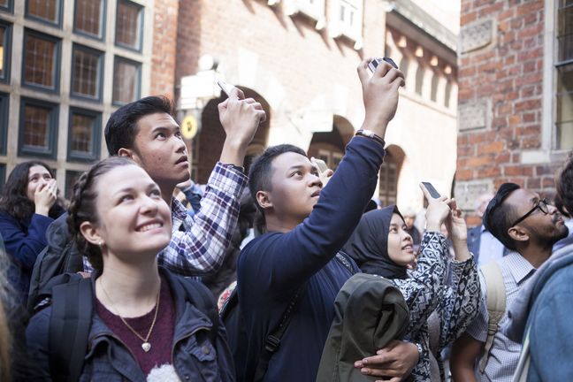 Austauschstudierende bei einer Stadtführung Austauschstudierende machen Fotos bei einer Stadtführung.
