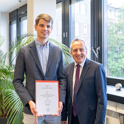 Prof. Dr. Florian vom Lehn und Rektor Konrad Wolf Zum Professor ernannt: Dr. Florian vom Lehn (links) mit HSB-Rektor Prof. Dr. Konrad Wolf.