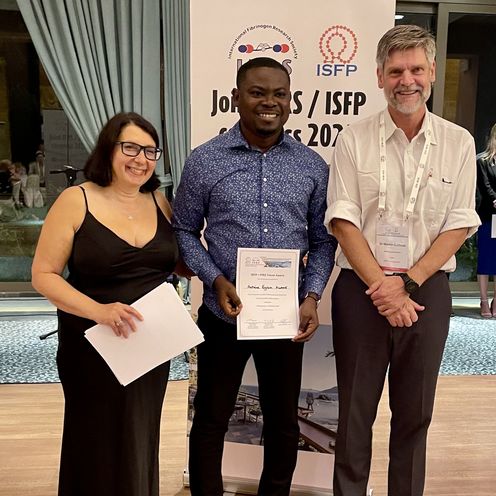 Preisträger Antoine Eyram Kwame Gruppenfoto von Kwame mit zwei Professor:innen