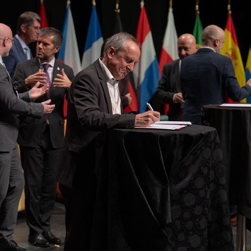 Konrad Wolf bei Unterschrift des Consortium Agreements HSB-Rektor Prof. Dr. Konrad Wolf unterzeichnet Dokument
