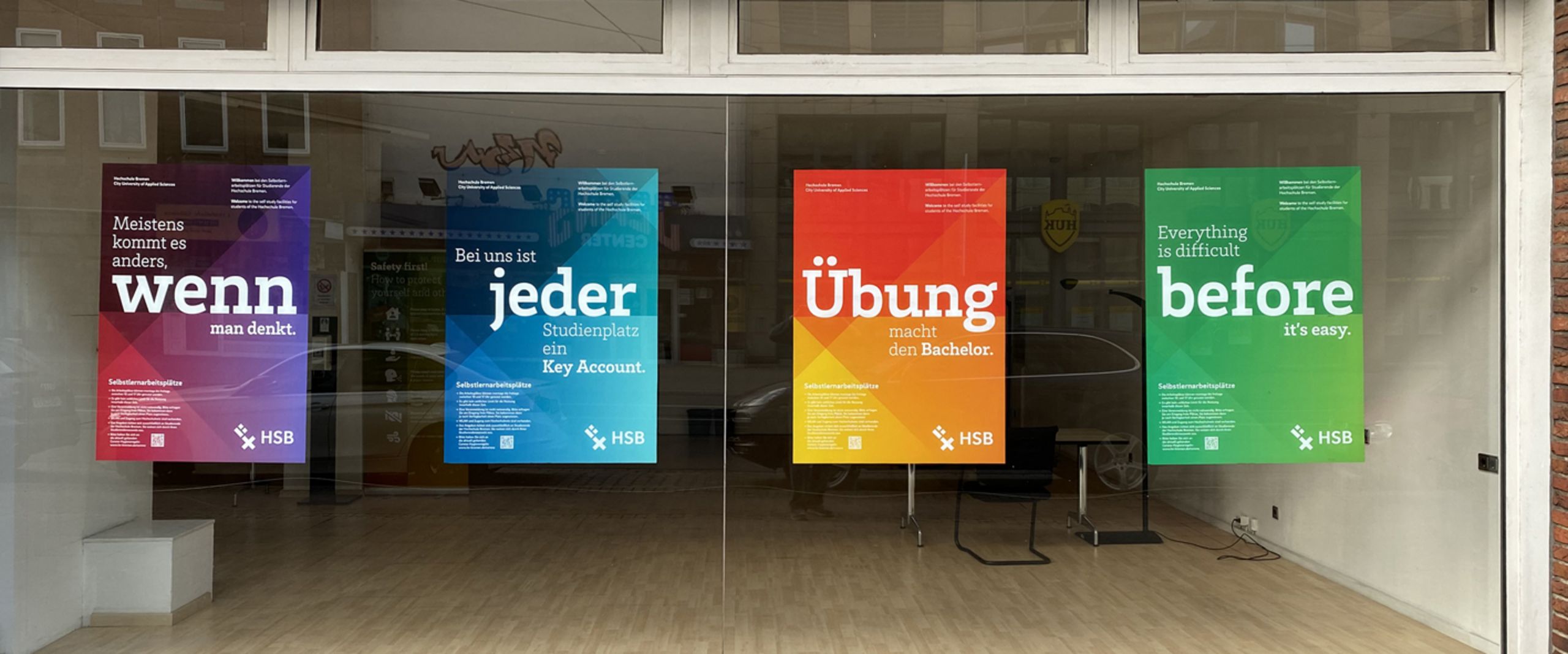 Selbstlernarbeitsplätze Am Brill 19 Bunte Plakate an leerstehendem Geschäftsraum