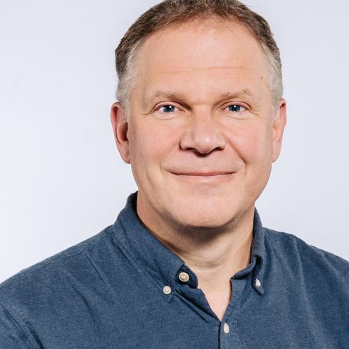 Christian Spatscheck Auf dem Bild ist Christian Spatscheck zu sehen. Er hat kurzes braunes Haar und trägt ein blaues Hemd.