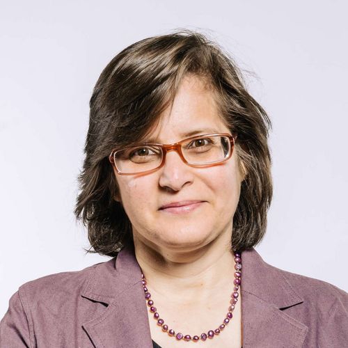 Shazia Wülbers Auf dem Bild ist Shazia Wühlbers zu sehen. Sie hat braunes Haar und einen fliederfarbenen Blazer.