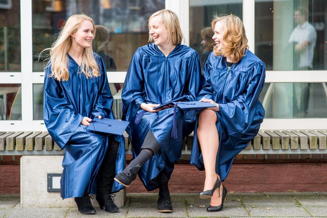 Absolventinnen Neustadtswall 3 Absolventinnen in Talar vor der Mensa