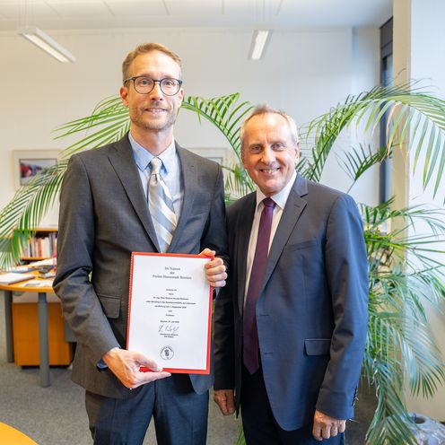 Rektor Prof. Dr. Konrad Wolf und Prof Dr. Peter Rickmers Rektor Prof. Dr. Konrad Wolf und Prof Dr. Peter Rickmers bei Übergabe der Ernennungsurkunde