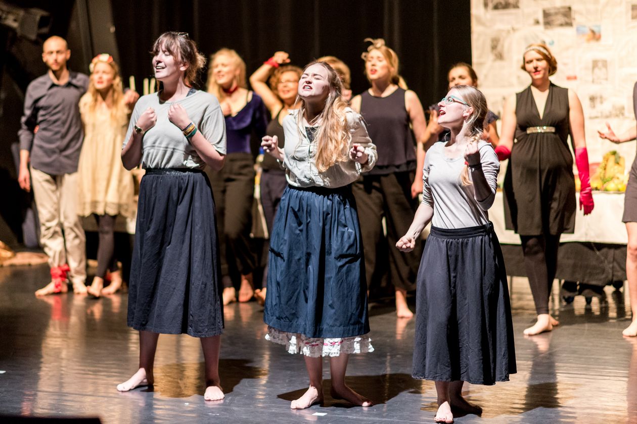 RS4593__DSC110220170117.jpg Studierende führen das Theaterstück Krieg & Frieden auf der Bühne auf.