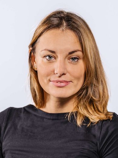 Auf dem Bild ist Katharina Wittig zusehen. Sie hat schulterlanges, hellbraunes Haar und trägt ein schwarzes T-Shirt. 