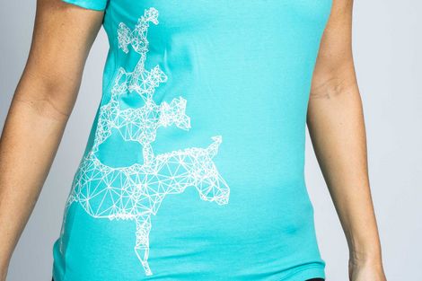 Bremer Stadtmusikanten T-Shirt Damen Hellblau Das Model trägt ein hellblaues T-Shirt für Damen, auf welchem die Silhouette der Bremer Stadtmusikanten abgebildet ist.