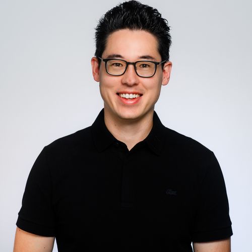 Dennis Kipker 2025 Portrait eines jungen Mannes mit kurzen schwarzen Haaren und Brille.