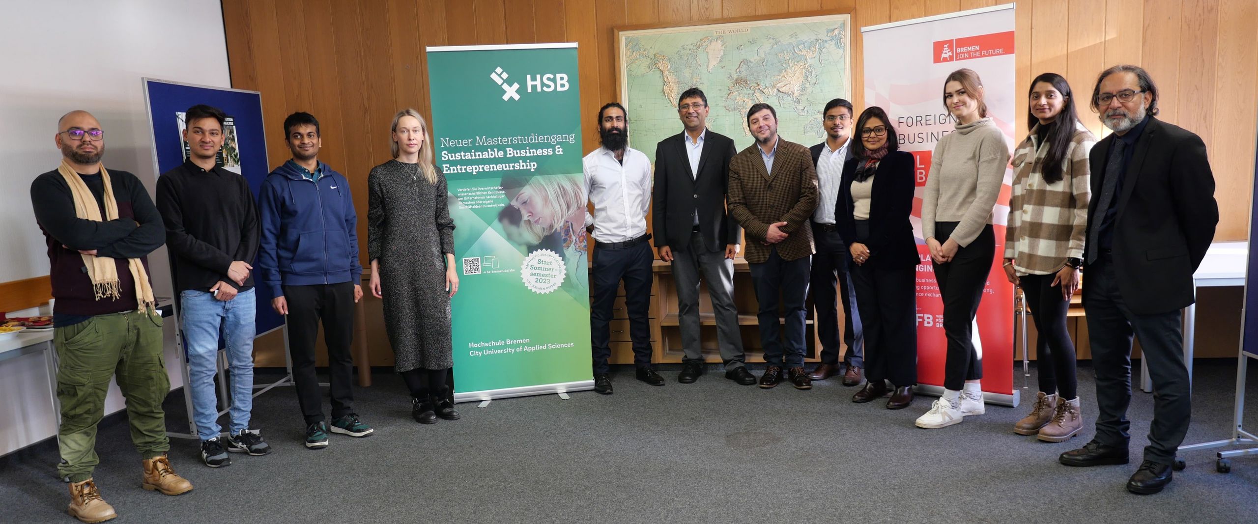 Organisator:Innen des Bremen Global Business: Poster & Pitch Event Organisator:Innen des Bremen Global Business: Poster & Pitch Event stehen beinander im Raum des Events