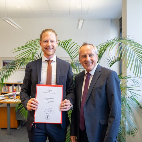 Professor Dr. Mirko Kück mit dem Rektor der HSB, Prof. Dr. Konrad Wolf Professor Dr. Mirko Kück mit dem Rektor der HSB, Prof. Dr. Konrad Wolf bei der Urkundenübergabe