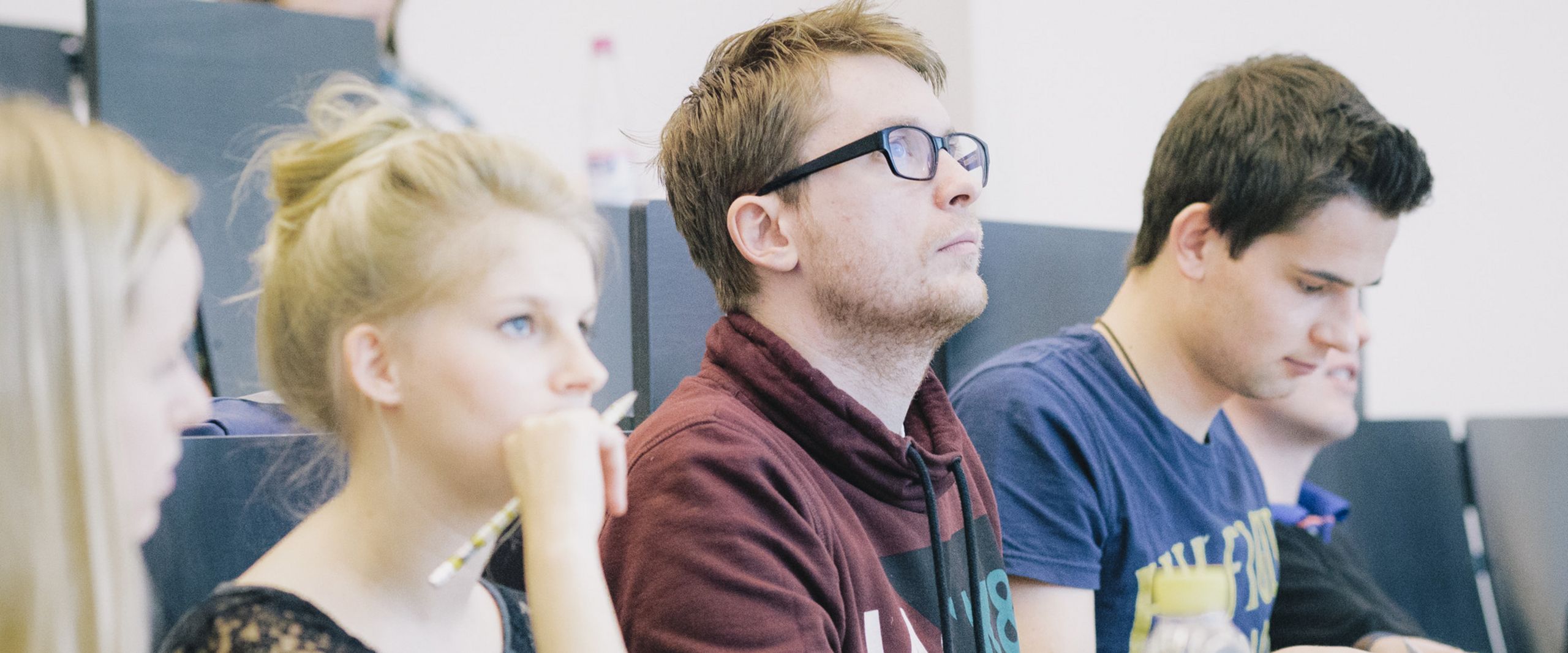 Studierende im Hörsaal Eine Gruppe Studierender hört eine Vorlesung im Hörsaal.