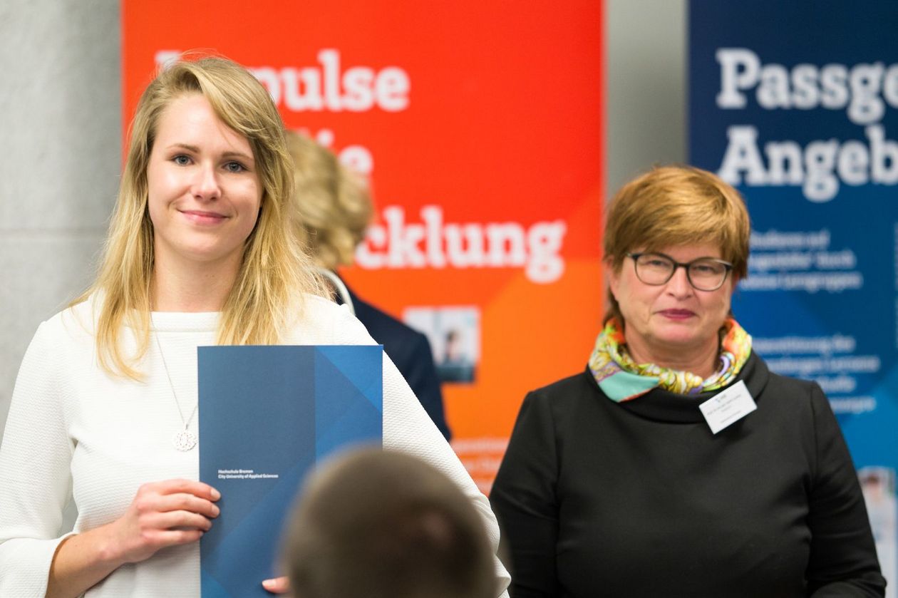 Deutschlandstipendium Eine Studentin mit Urkunde neben Rektorin Karin Luckey.