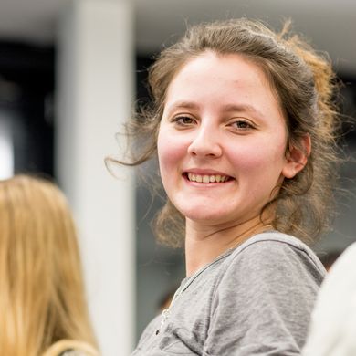 Karriereprofil entwickeln Junge Frau lächelt in die Kamera