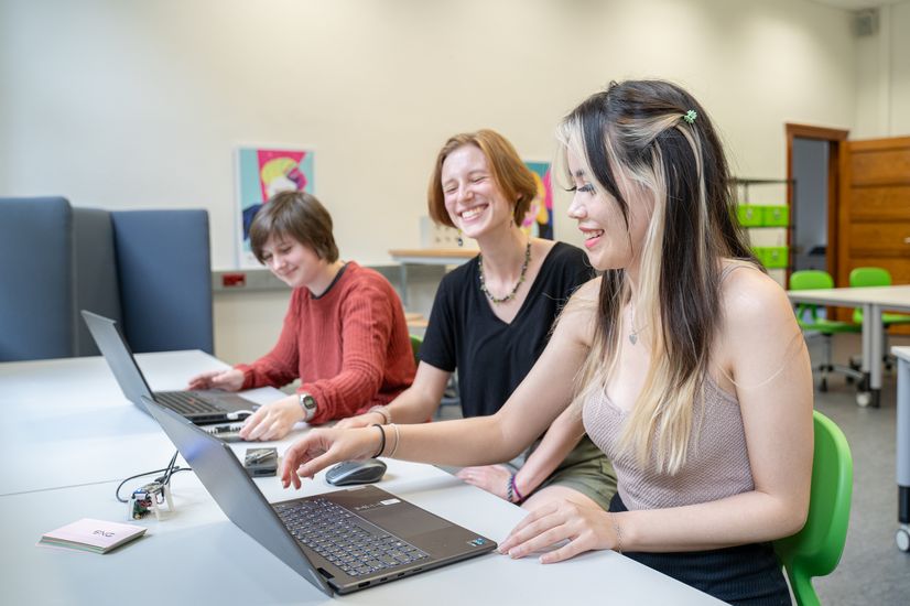 Die Studentinnen Isabelle Kirck (Medieninformatik), Josephine Franke (Bionik) und Sophie Mießner (Informatik) entwickeln Mitmachaktionen im meetMINT-Space.
