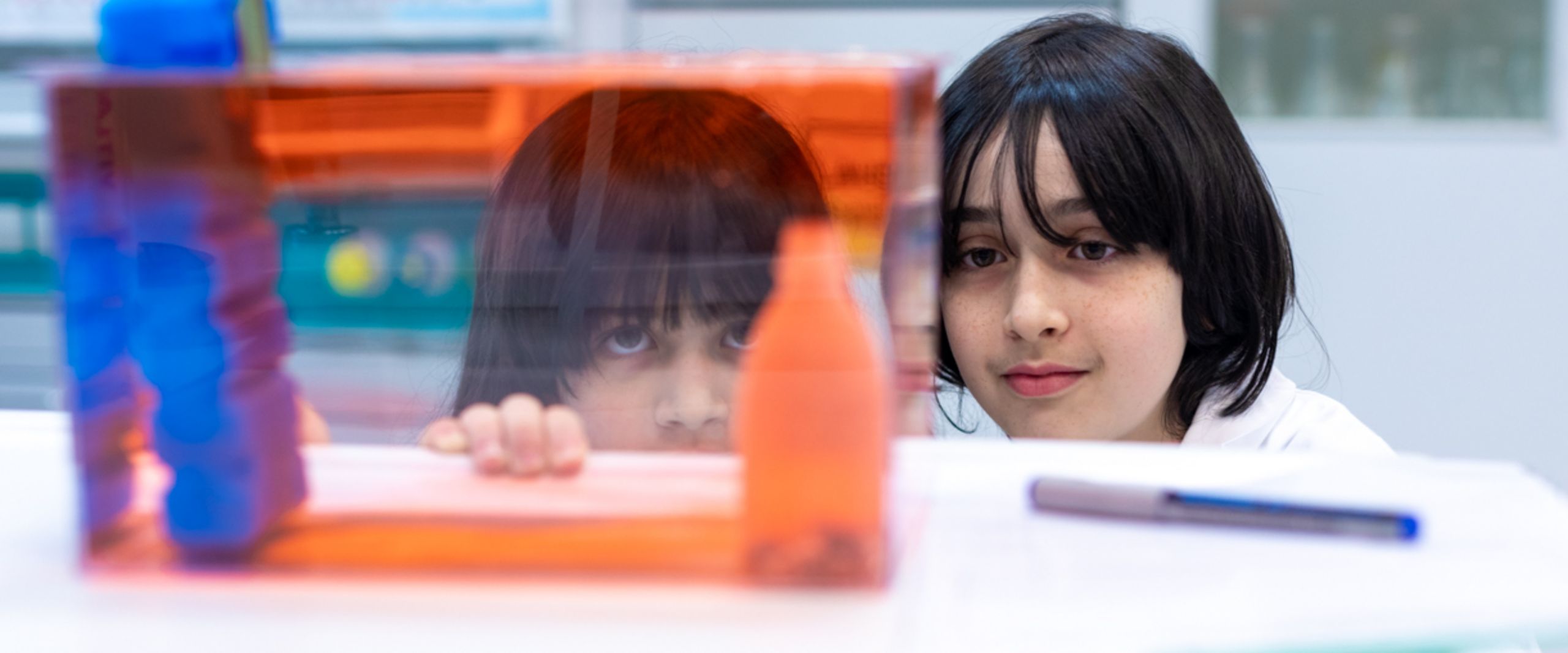 Kinder-Uni 2026 Zwei Kinder schauen in labor über eine Tischkante