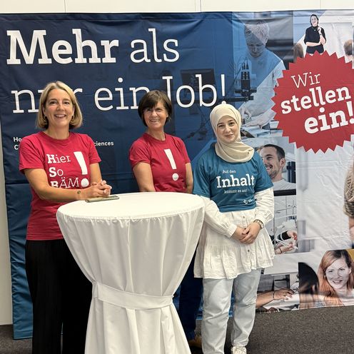2026 Pm Job-Messe Ggruppenfoto mit drei Frauen an einem Stehtisch vor einem großen Banner