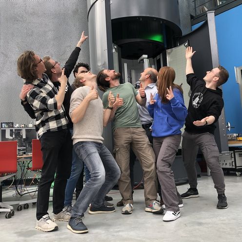 VIBES-Teams der HSB im ZARM Jungen menschen zeigen freudig auf den GraviTower oder machen die "Daumen hoch"-Geste