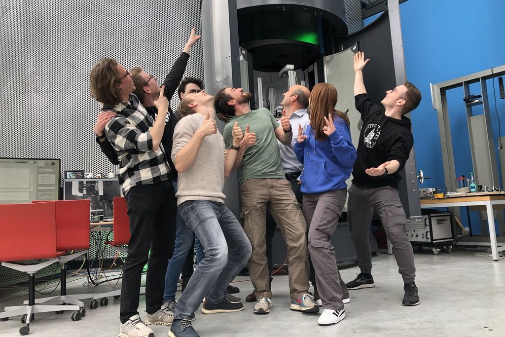 VIBES-Teams der HSB im ZARM Jungen menschen zeigen freudig auf den GraviTower oder machen die "Daumen hoch"-Geste