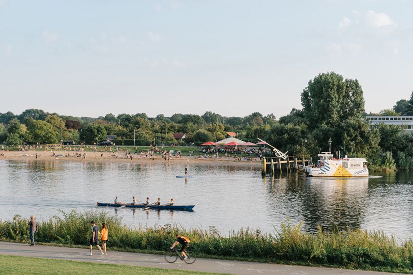 Cafe Sand Blick vom Osterdeich auf die Weser und Cafe Sand