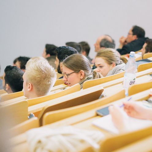 Studierende in einem Vorlesungssaal Studierende in einem Vorlesungssaal