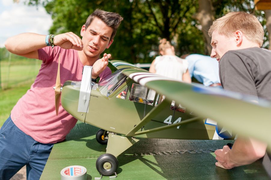 RS4532__DSC494820170117-scr.jpg Zwei Studenten lassen ein Modellflugzeug steigen.